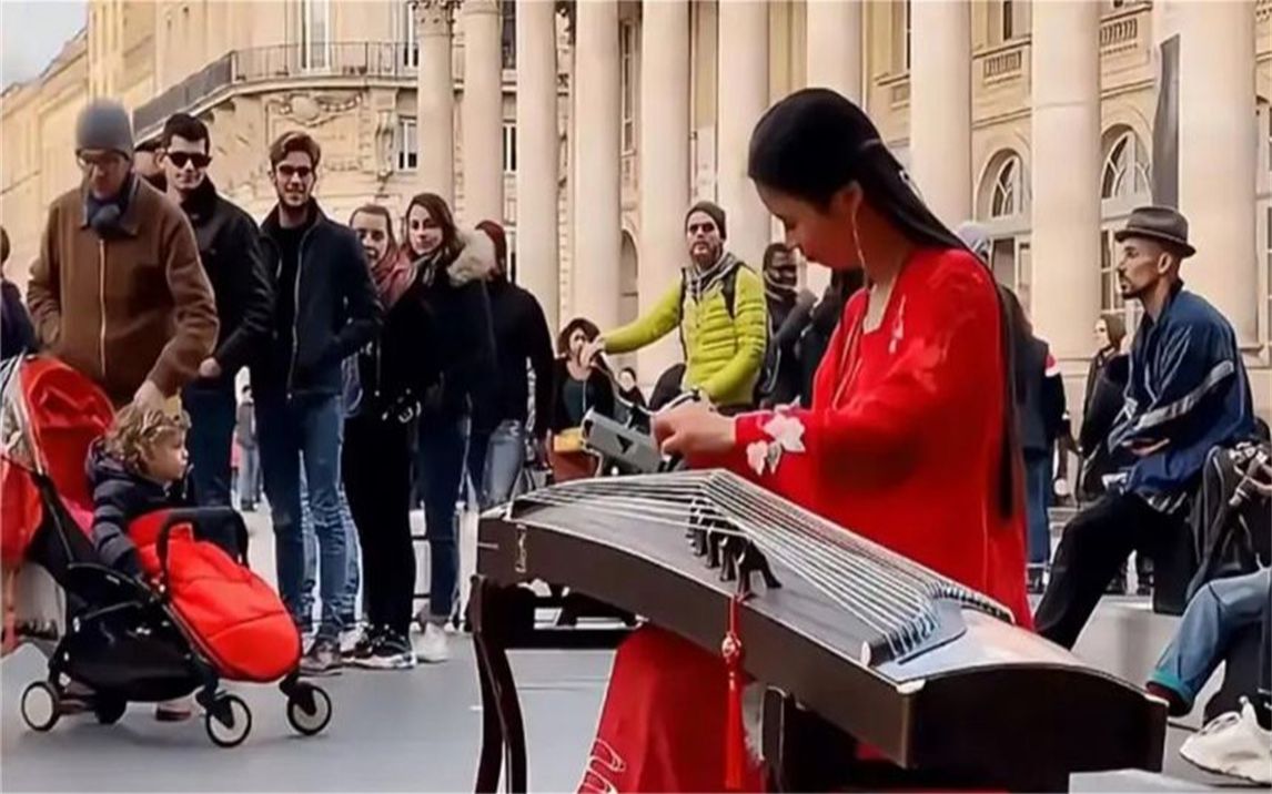 《凉凉》都火到国外了!美女法国街头古筝演奏,老外听"懵"了!
