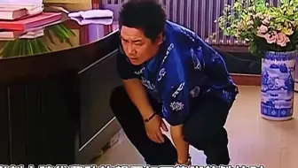 刘大脑袋抠完脚,就给王木生倒水，熏晕喝水的王木生