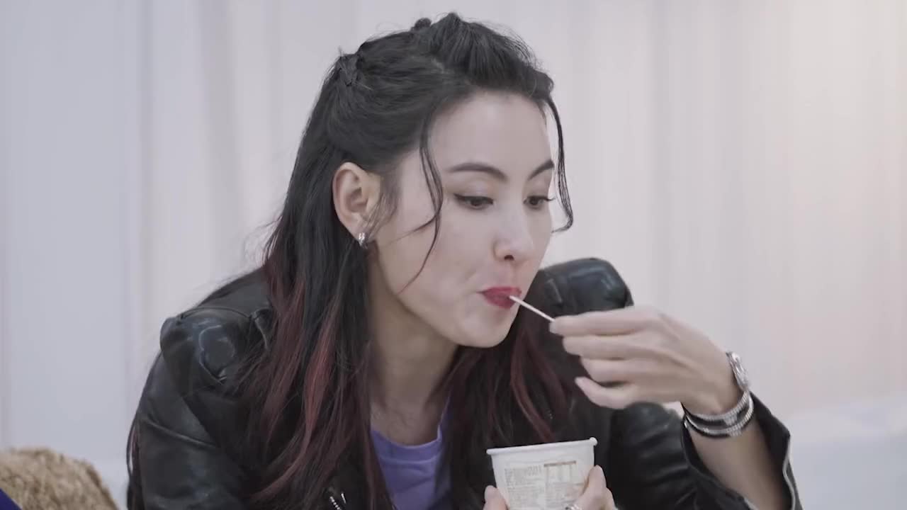 张柏芝跟谢霆锋视频通话,注意张柏芝对他的称呼,令人意想不到