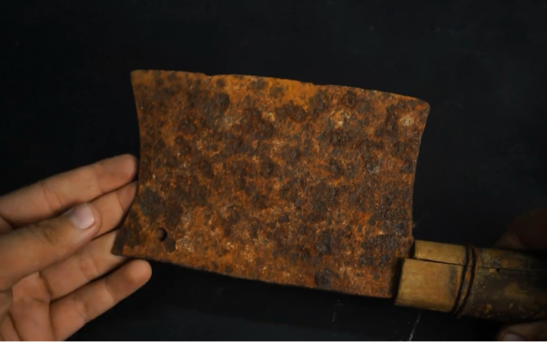 保加利亚修复的古董屠刀,修复之后居然可以