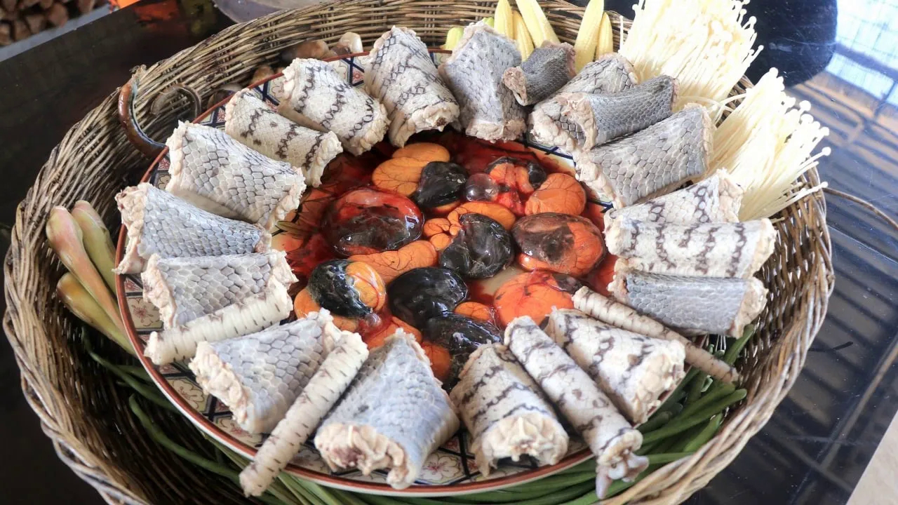 越南小哥做蛇汤,感觉不错