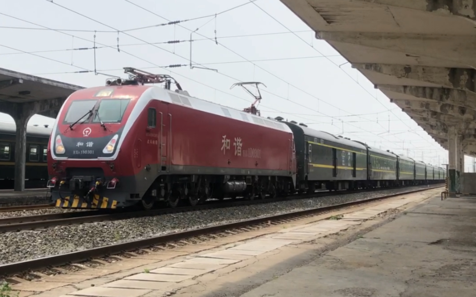 武局南段hxd1d牵引k358次(重庆西-广州)通过