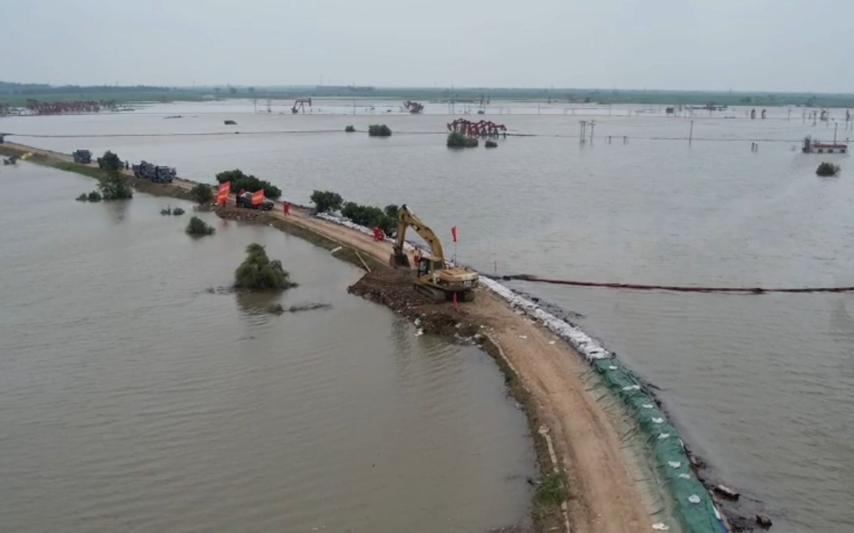 拓宽堤面道路,修筑会车平台,中国安能辽宁盘锦救援正在进行哔哩哔哩bilibili