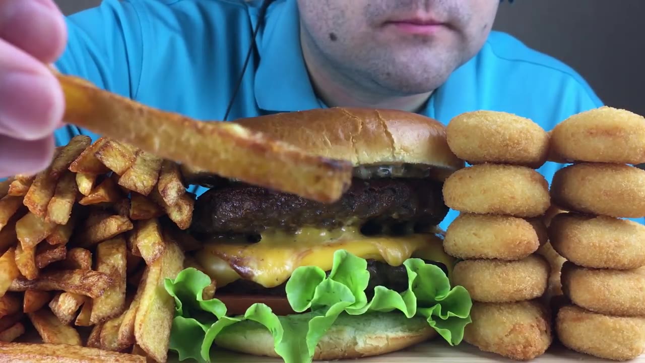 俄罗斯大叔直播秀吃大号汉堡包加薯条和鸡块