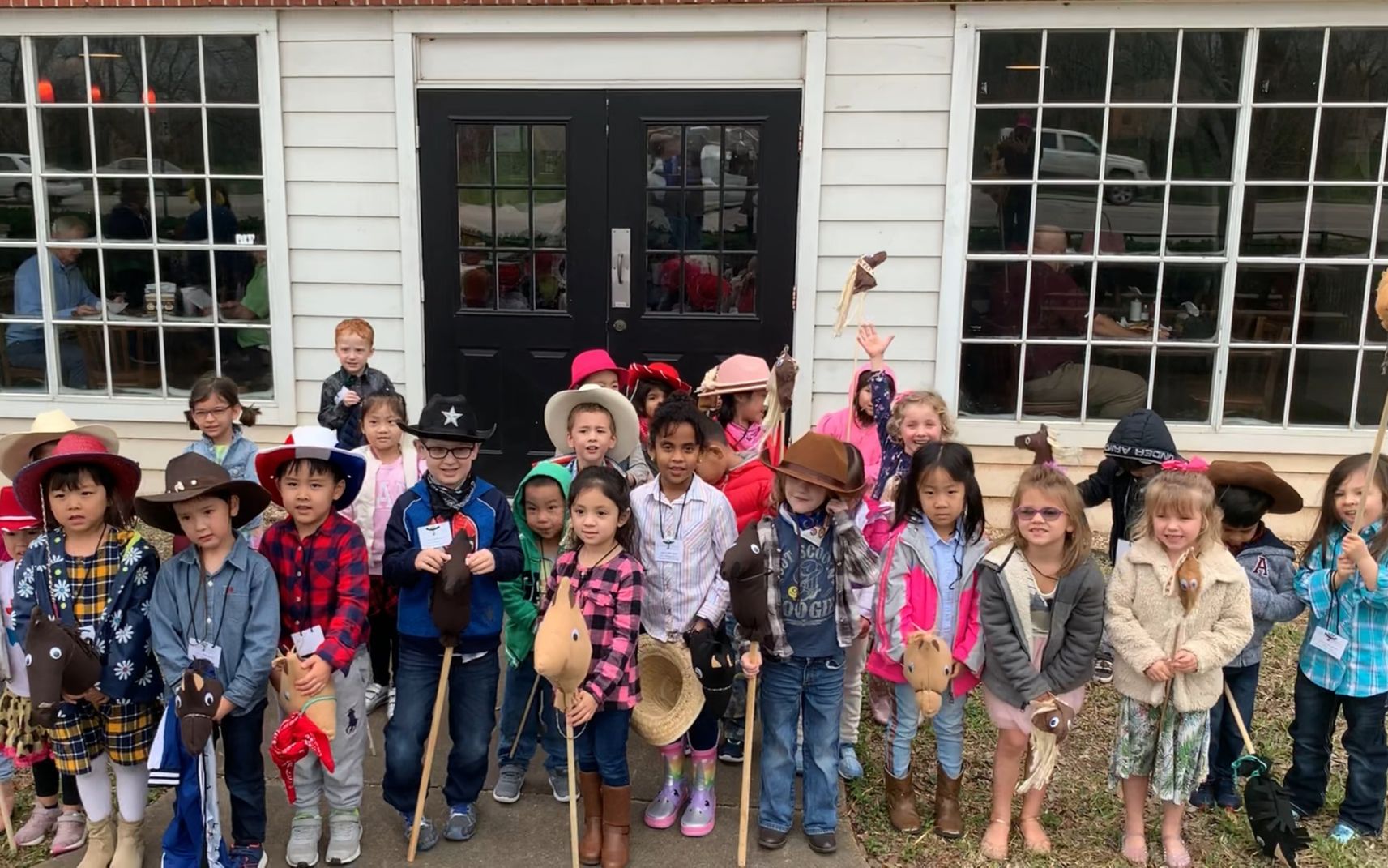 美国幼儿园大班小朋友的午餐活动