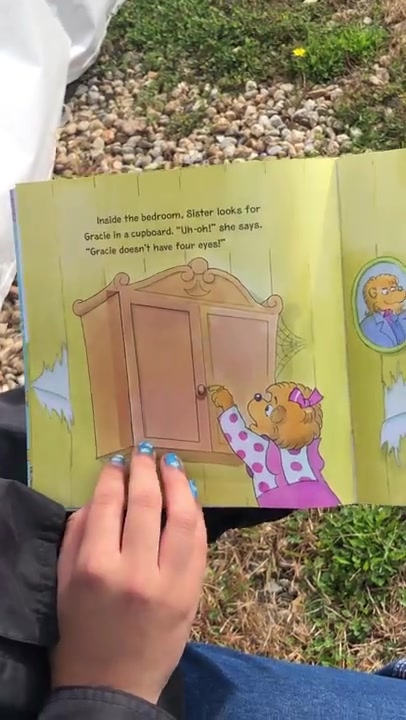 [图]Sparhawk Alumni, Amy Espinal, reads the Berenstain Bears and the Haunted House.