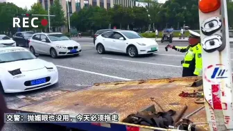 Download Video: “眨眼车”不允许上路 被交警截停试图萌混过关