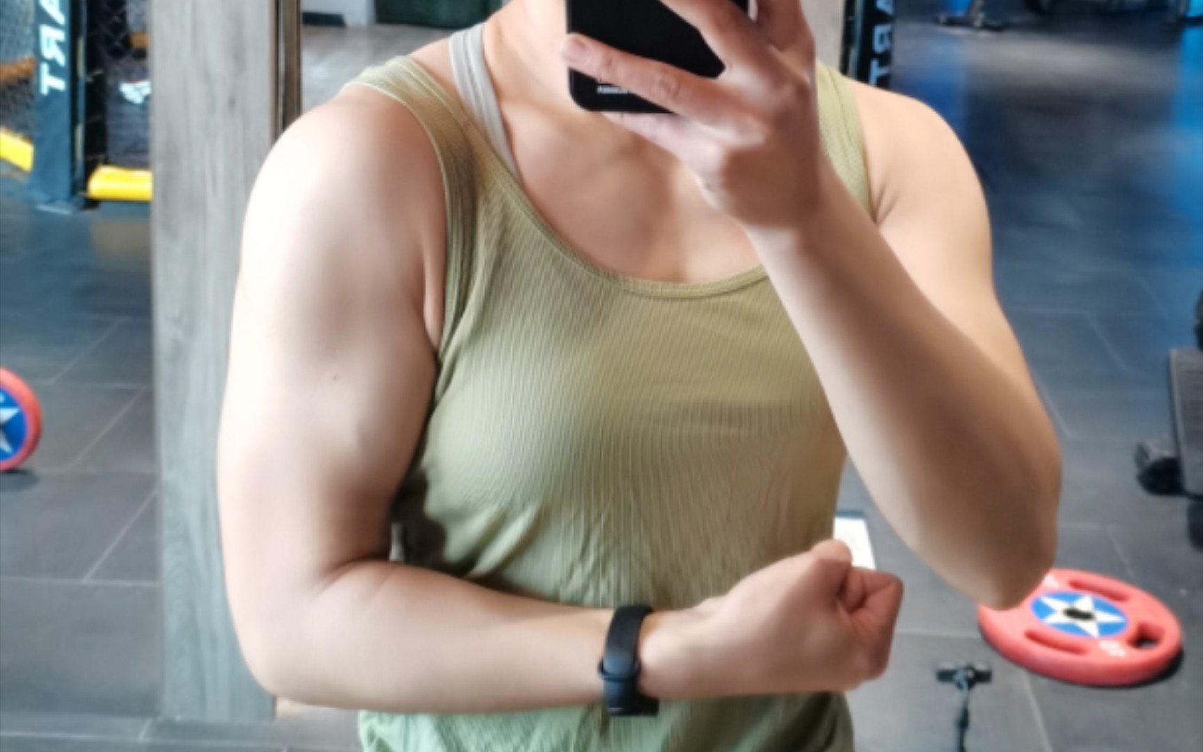 本女大学生,就喜欢在健身房拍照