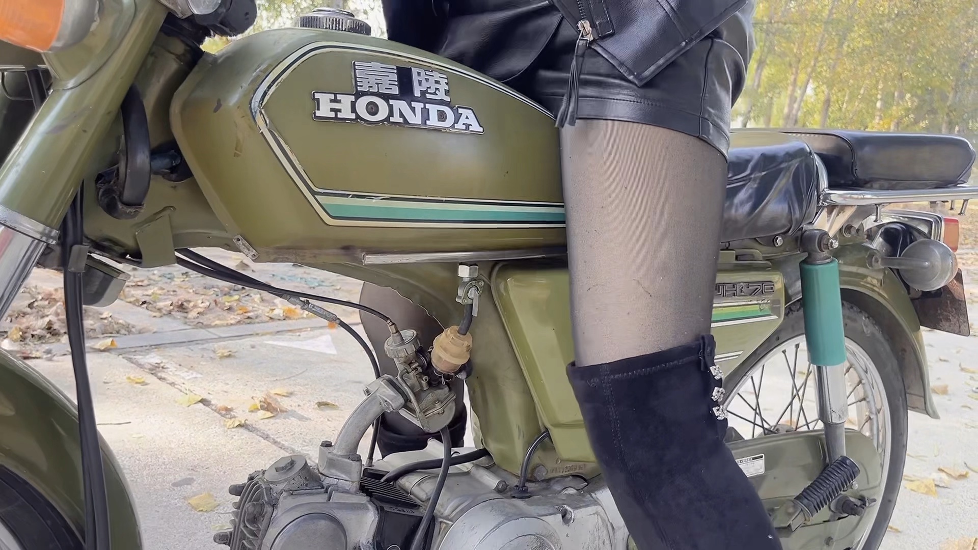 美女姐姐爆踹发动嘉陵70摩托车