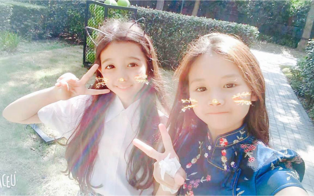 可爱的草原明珠娜娜的小时候生活照啦