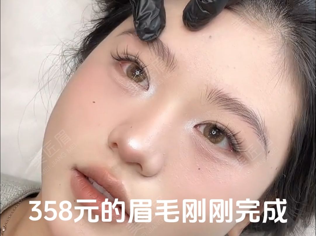 "毛绒感"弯月眉,属于圆脸的少女气息