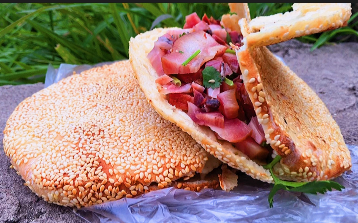 吃不着肉夹馍的时候咱就吃芝麻烧饼夹猪头肉一口咬下去有芝麻有肉越嚼