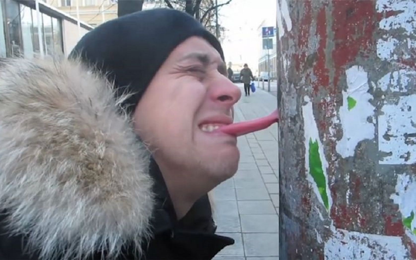 男子舌头被冻在铁杆上,越拉扯越痛苦,差点都快要断了!