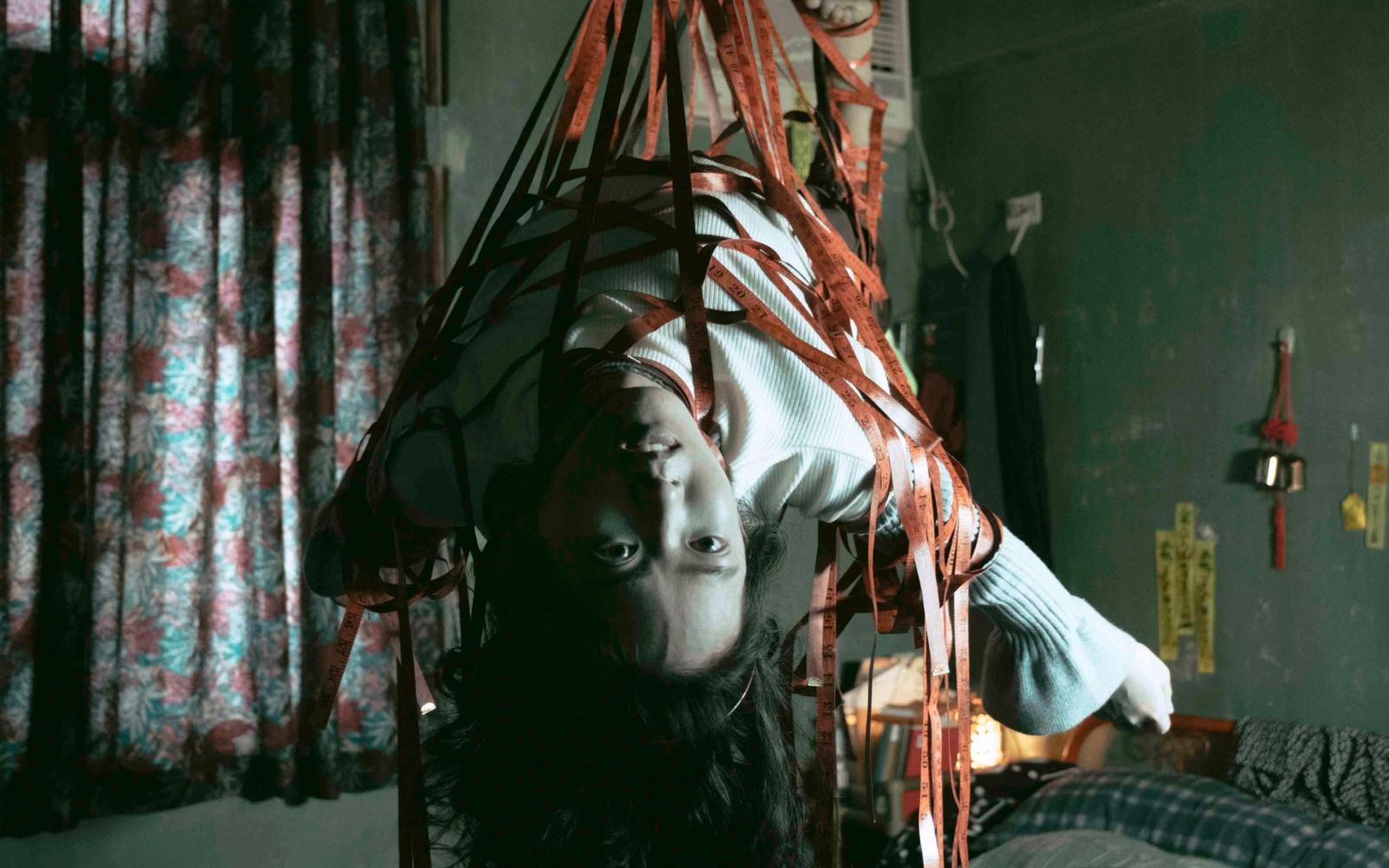 【夜班老司机】女主播夜聊撞邪,法师验尸后发现上吊绳有鬼!