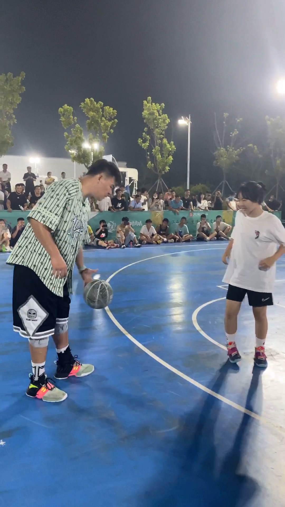 你们说这球犯规了吗!#头盔哥街球