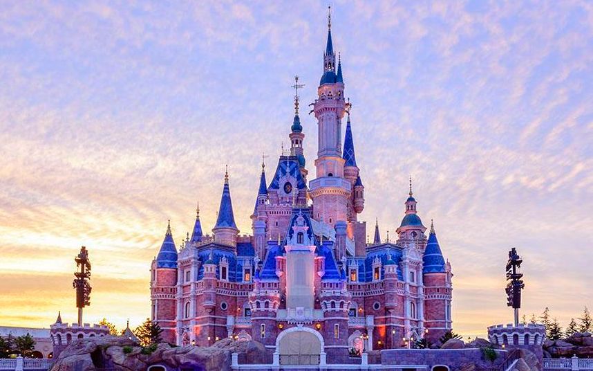 上海迪士尼灯光烟花秀 片尾带华特剧院