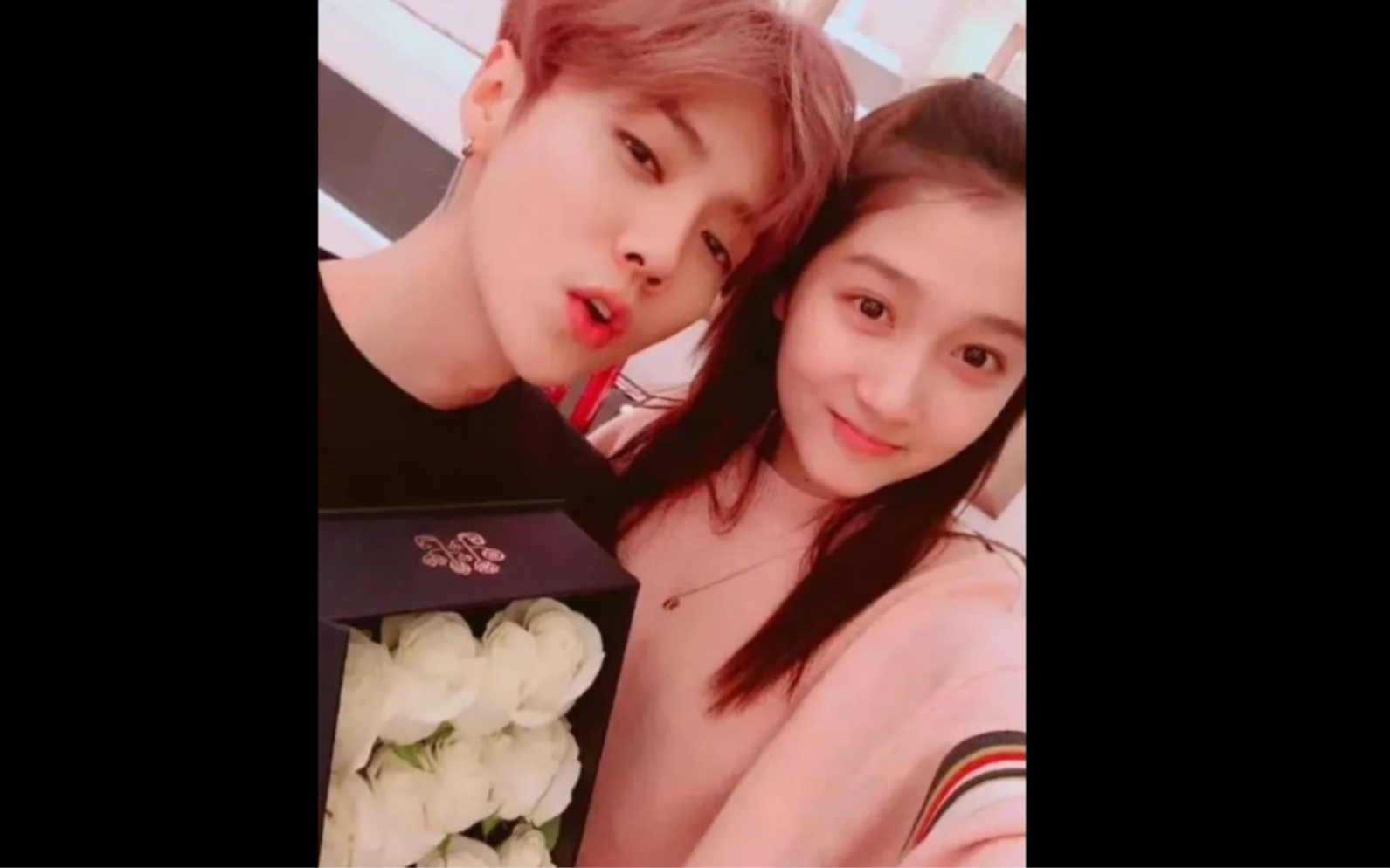 关晓彤鹿晗现身日本逛街,甜蜜恩爱相伴而行,还有人猜他们已领证