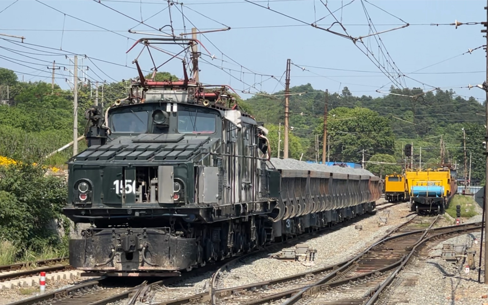 中国宝武马钢集团南山铁矿韶峰牌大鳄鱼电机车驶出47米站