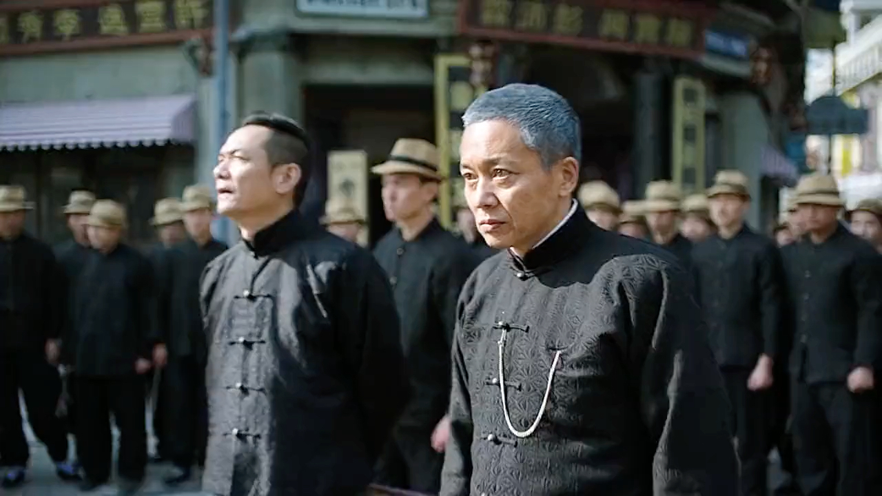 放眼整个上海滩谁敢动我张万霖!