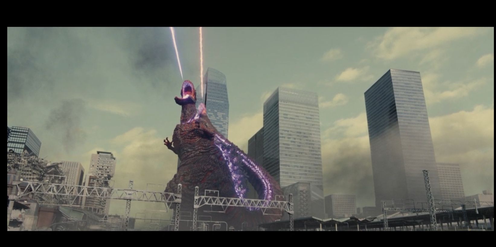 第四代哥斯拉的激光扫射有多强?太震撼了,直接把大楼扫穿