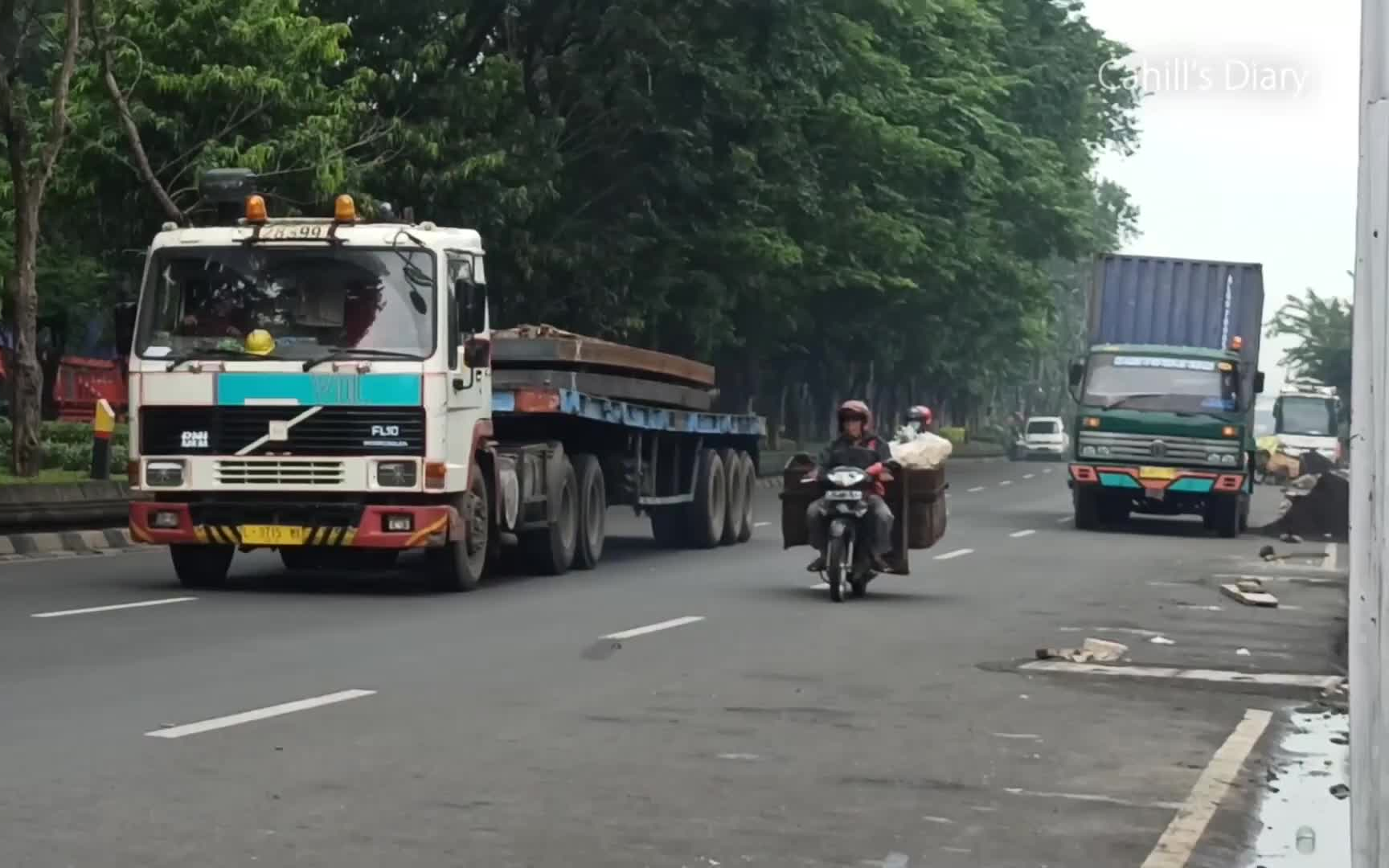 印度尼西亚通过周末北银观看大卡车