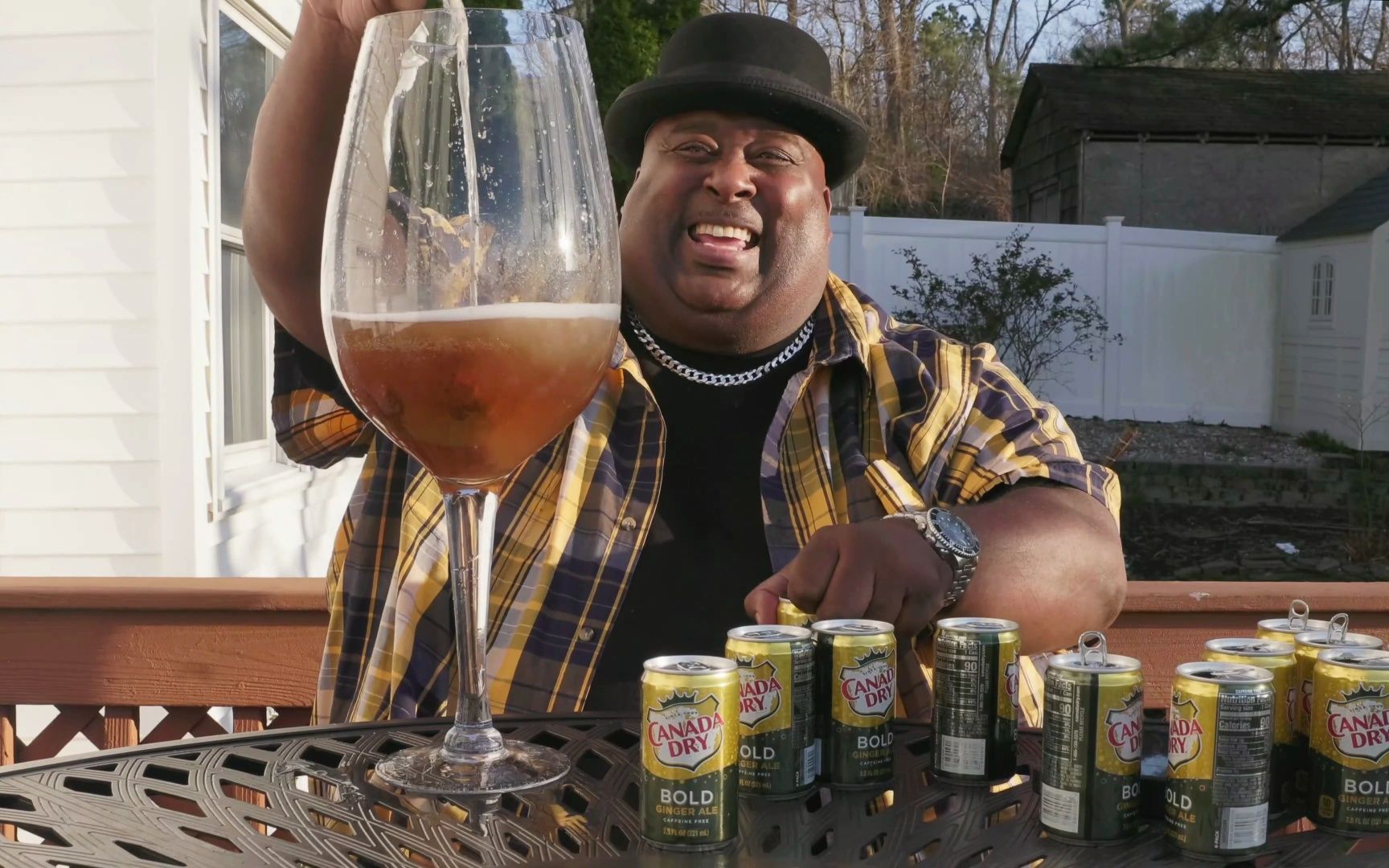 碳酸教父将12罐饮料倒入大酒杯,吨吨吨