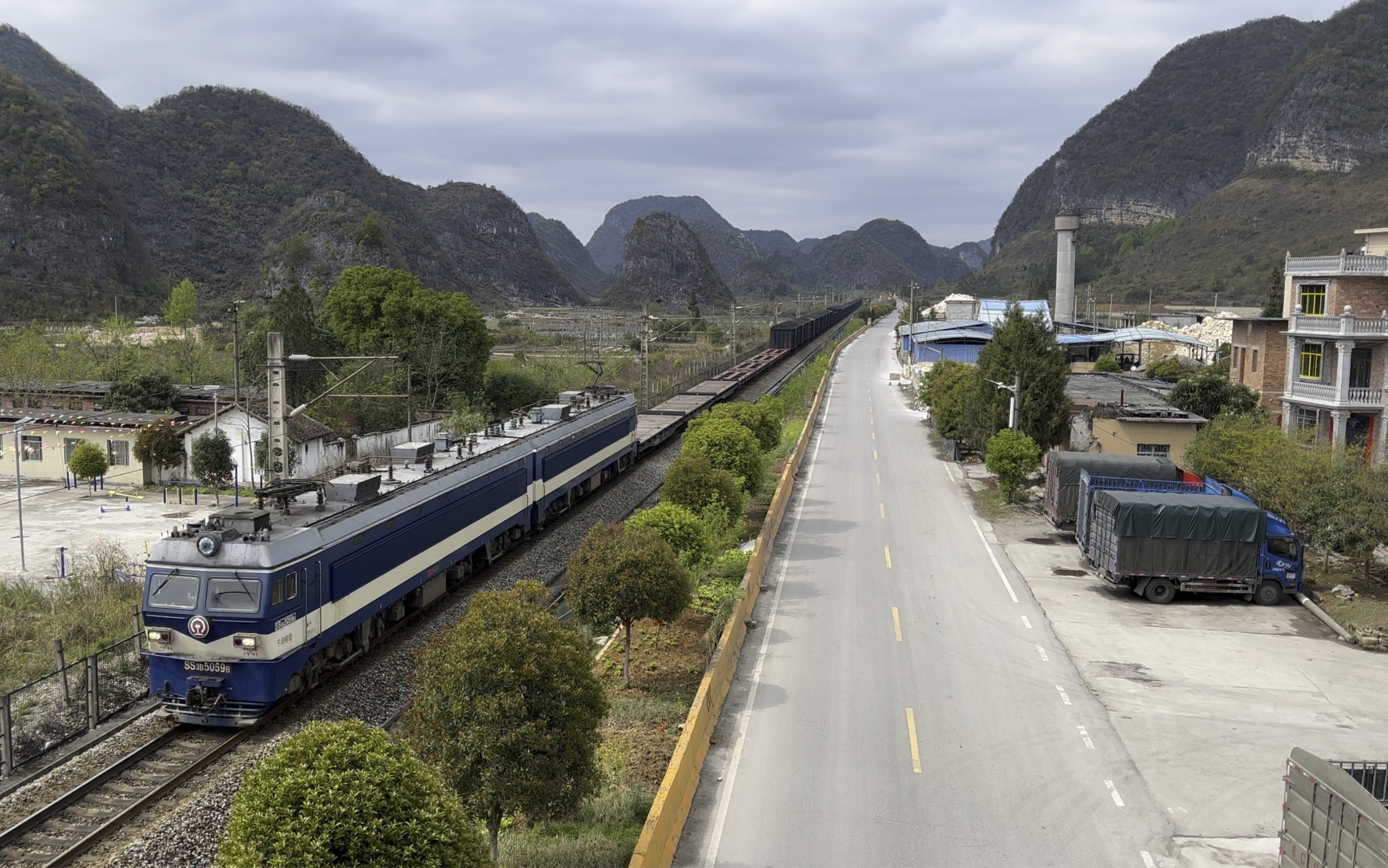 黔桂线上的一抹蓝