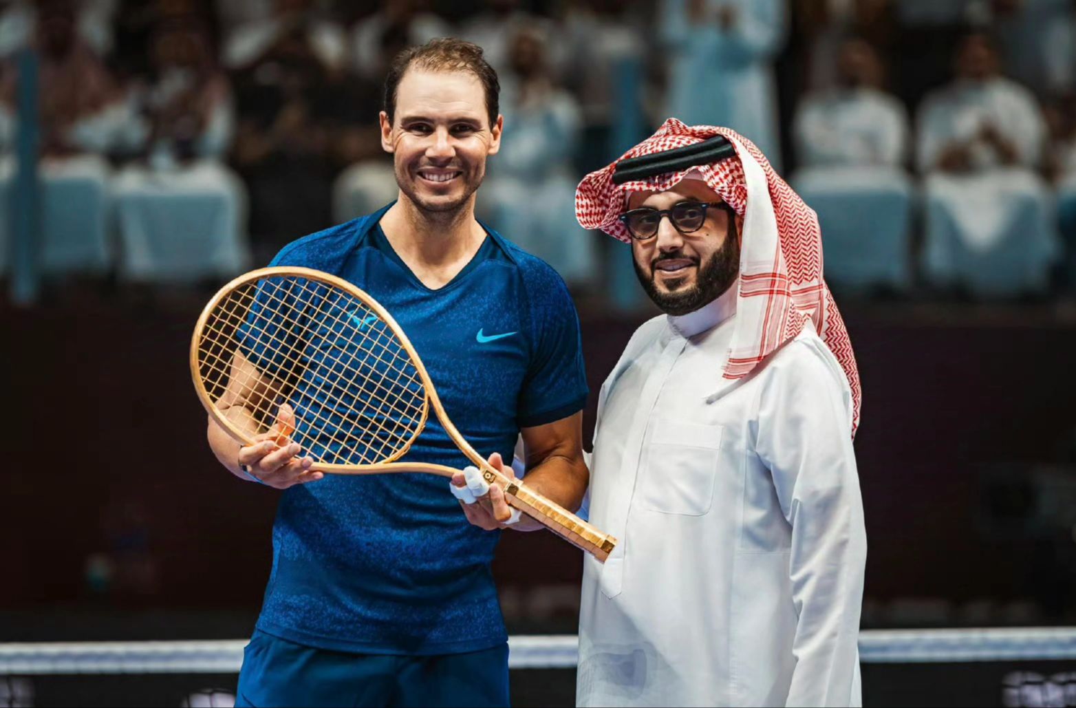 沙特富豪送纳达尔纯金球拍!赛事奖盘不要了,德约科维奇一脸羡慕