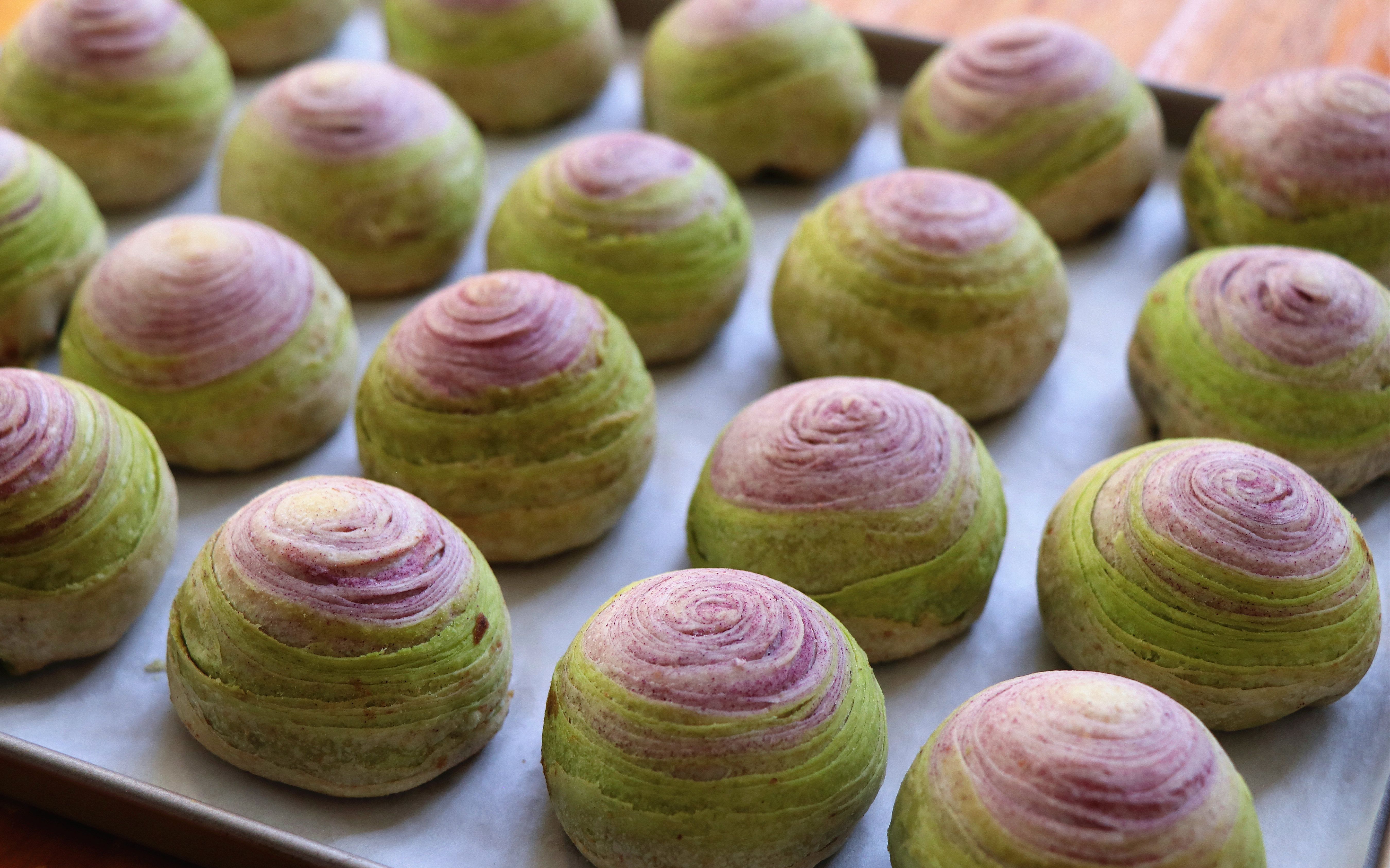 【彩虹月饼】花式彩虹月饼,让你的中秋多姿多彩,外皮酥到掉渣,里面的