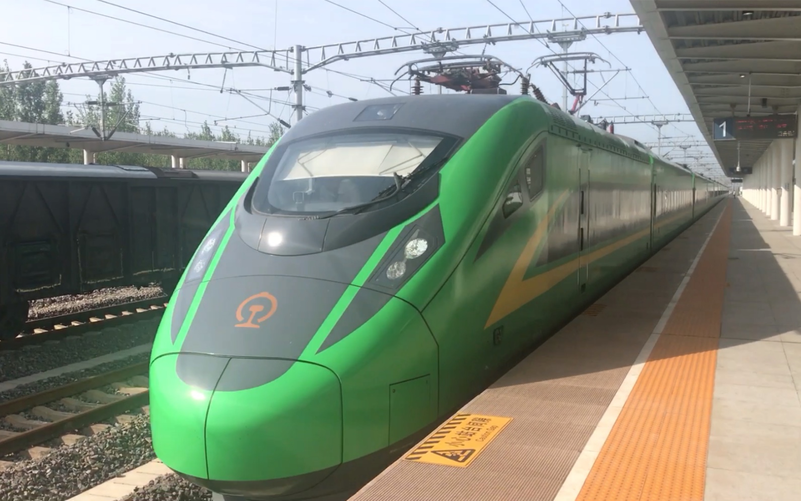 京保大青虫!复兴号cr200j 动集fxd1-j0009进站徐水站