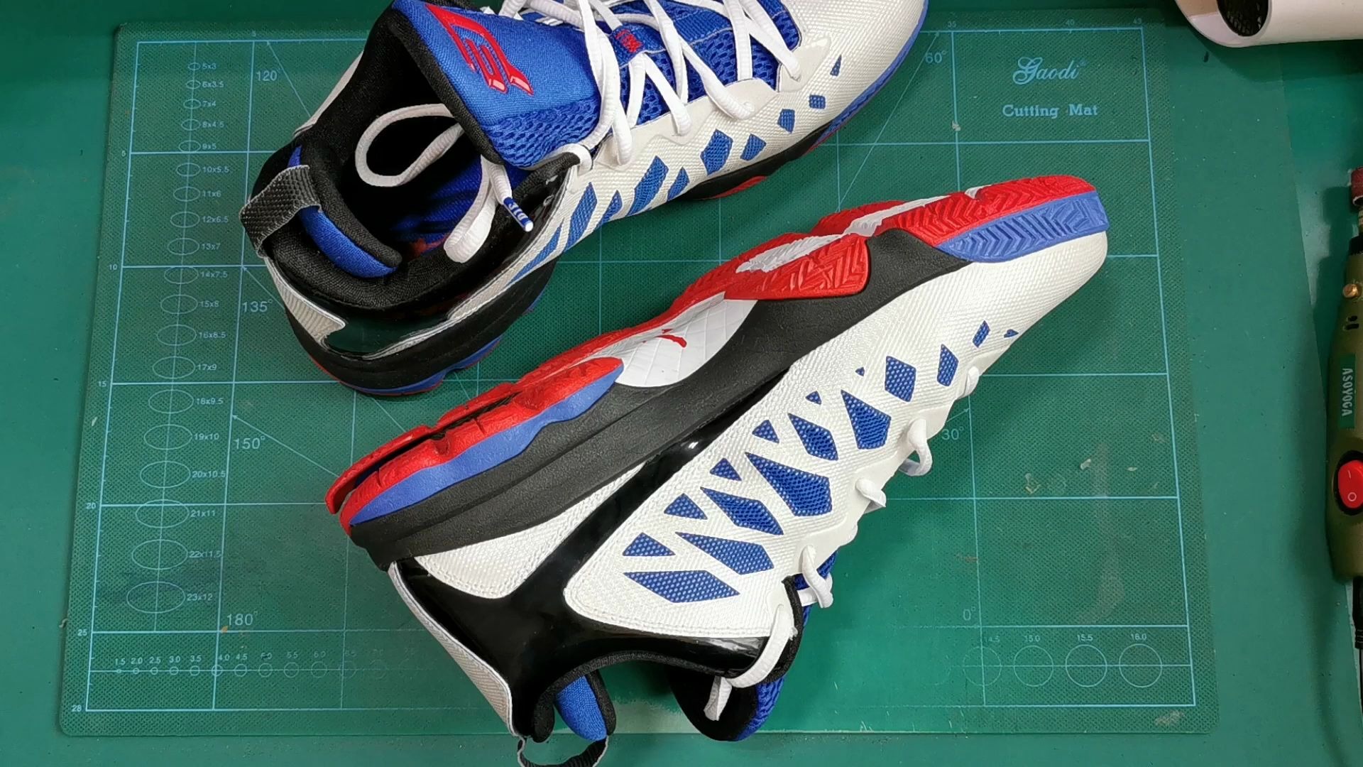 这个鞋身看起来很新其实老化度很高不太容易粘牢小众球鞋保罗6代