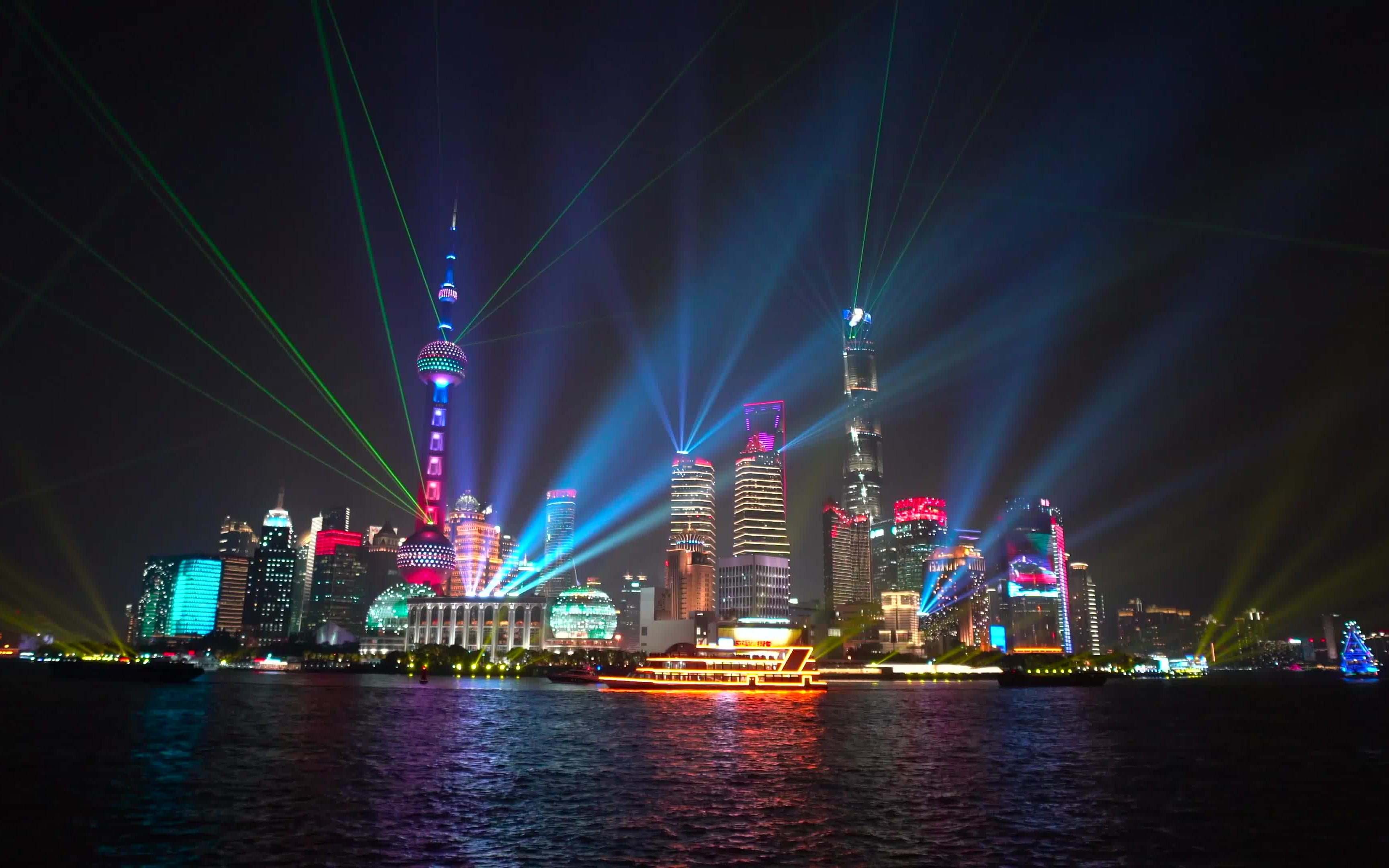 2020上海外滩灯光秀,太震撼了,网友:真不愧是魔都