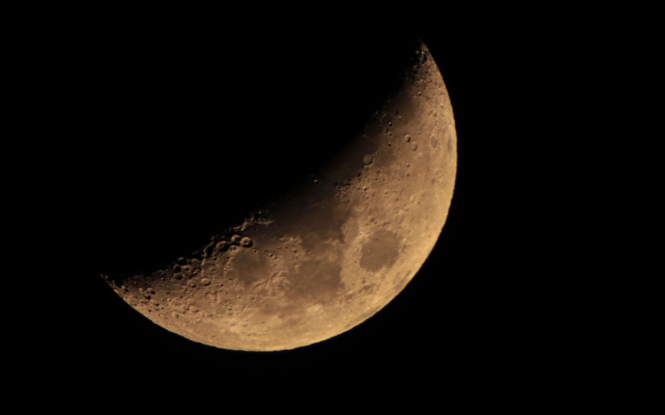 初十一月亮图片