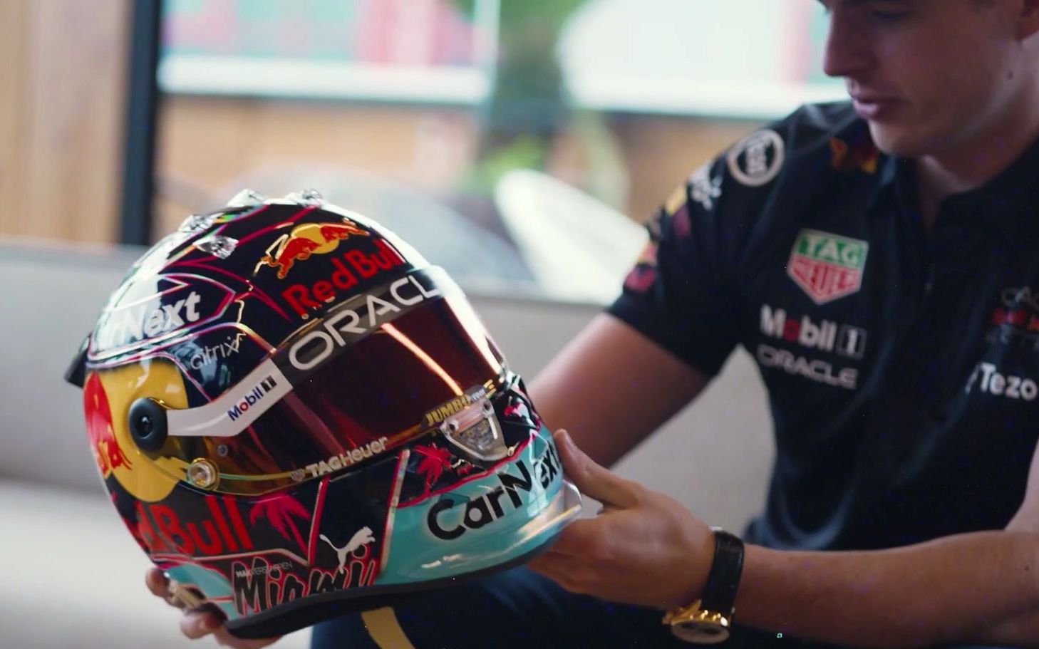 看看维斯塔潘的迈阿密特别版头盔.