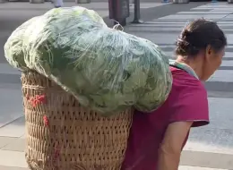 Скачать видео: 这趟凌晨的重庆地铁，装的是生计希望，运的是国泰民安