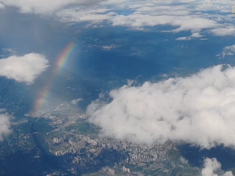 飞机上看到的彩虹,好运送给大家