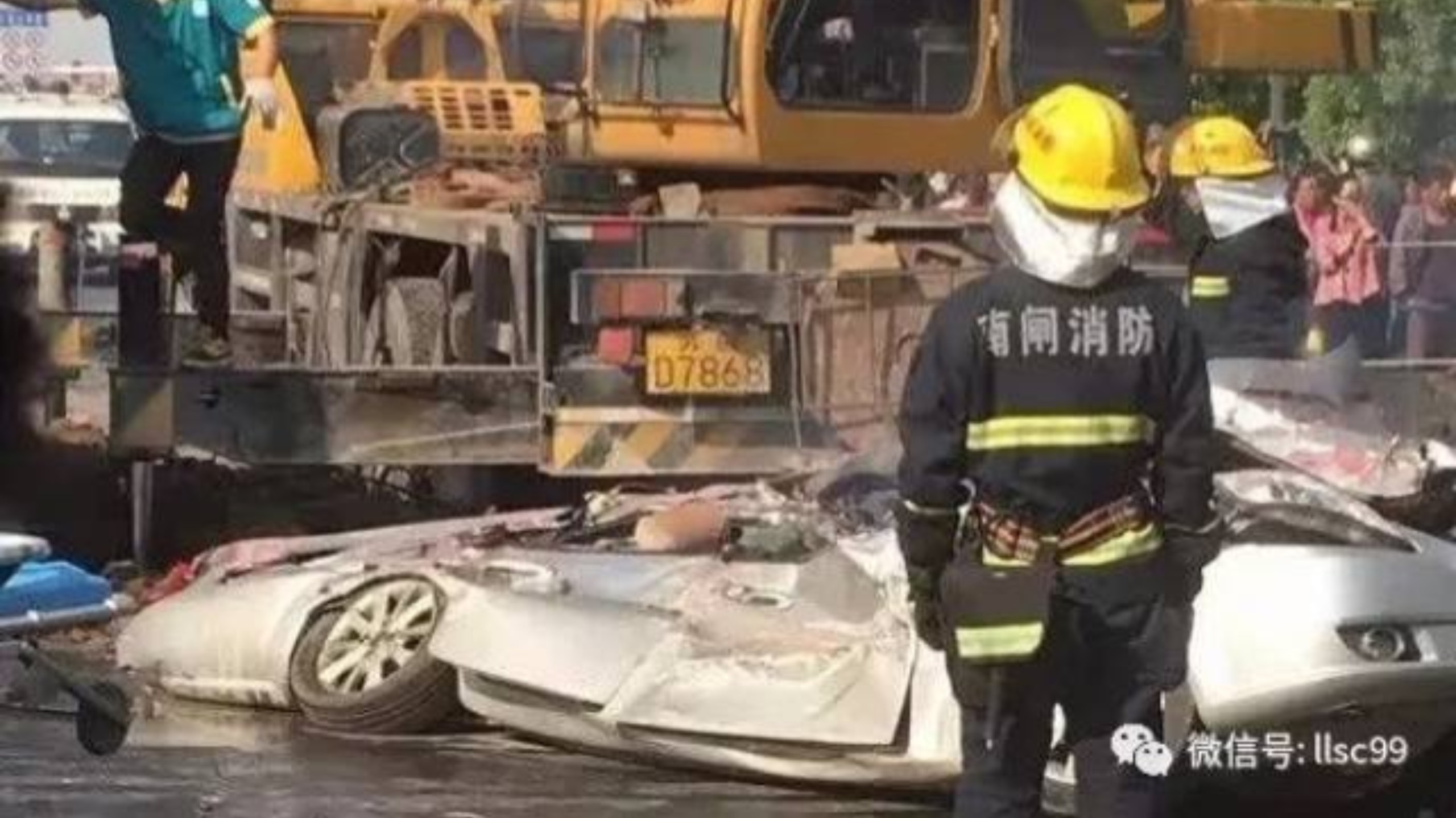 泥头车碾压小轿车。（2018年4月17日，江苏江阴）