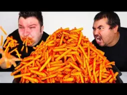 Скачать видео: 马特·斯托尼 (Matt Stonie) 的 10,000 卡路里 EXTREME NACHO CHEESE Takis