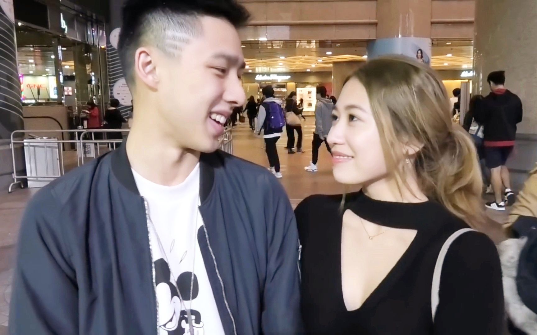 街头采访型男美女情侣,女生很害羞瞬间脸红了!