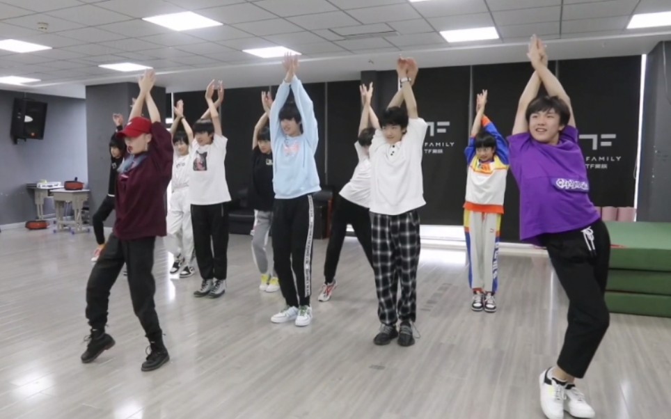 tf家族三代笑yue了之女团舞学习你们未免笑得有点太开心了吧