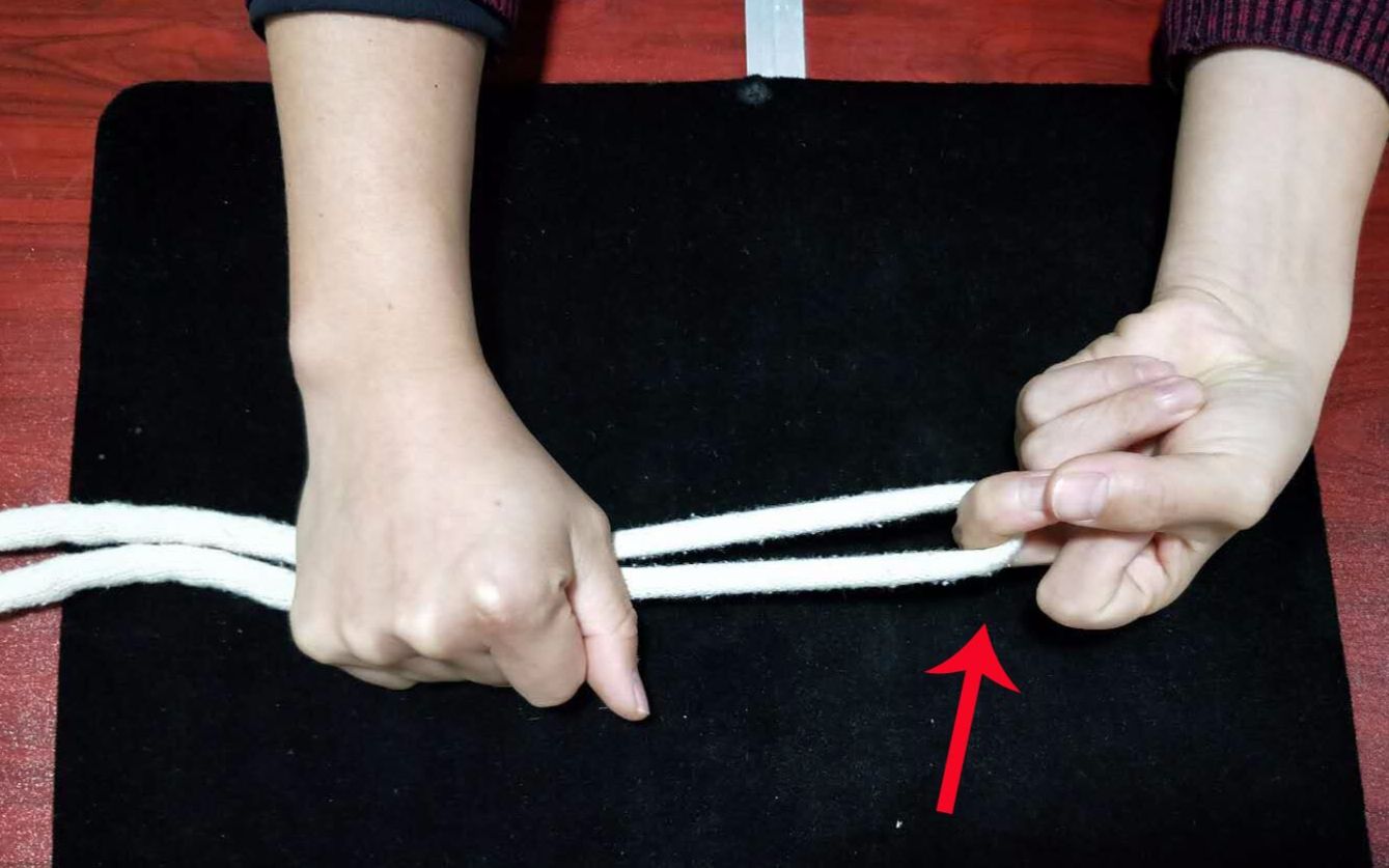 魔术教程:绳子瞬间穿越手指,绳子完好无损!