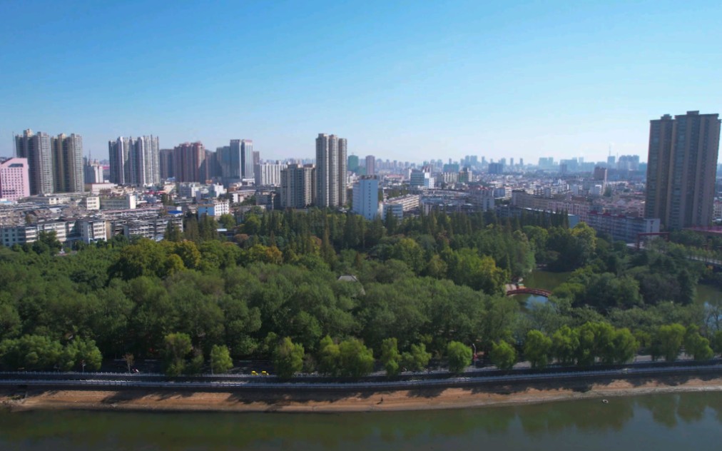 信阳市浉河公园园内四季景色迷人,真让人流连忘返