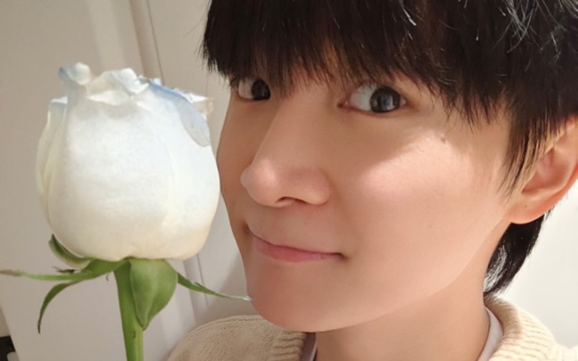 【周深】最新自拍来了,就知道深深今天会有消息,大家节日快乐!