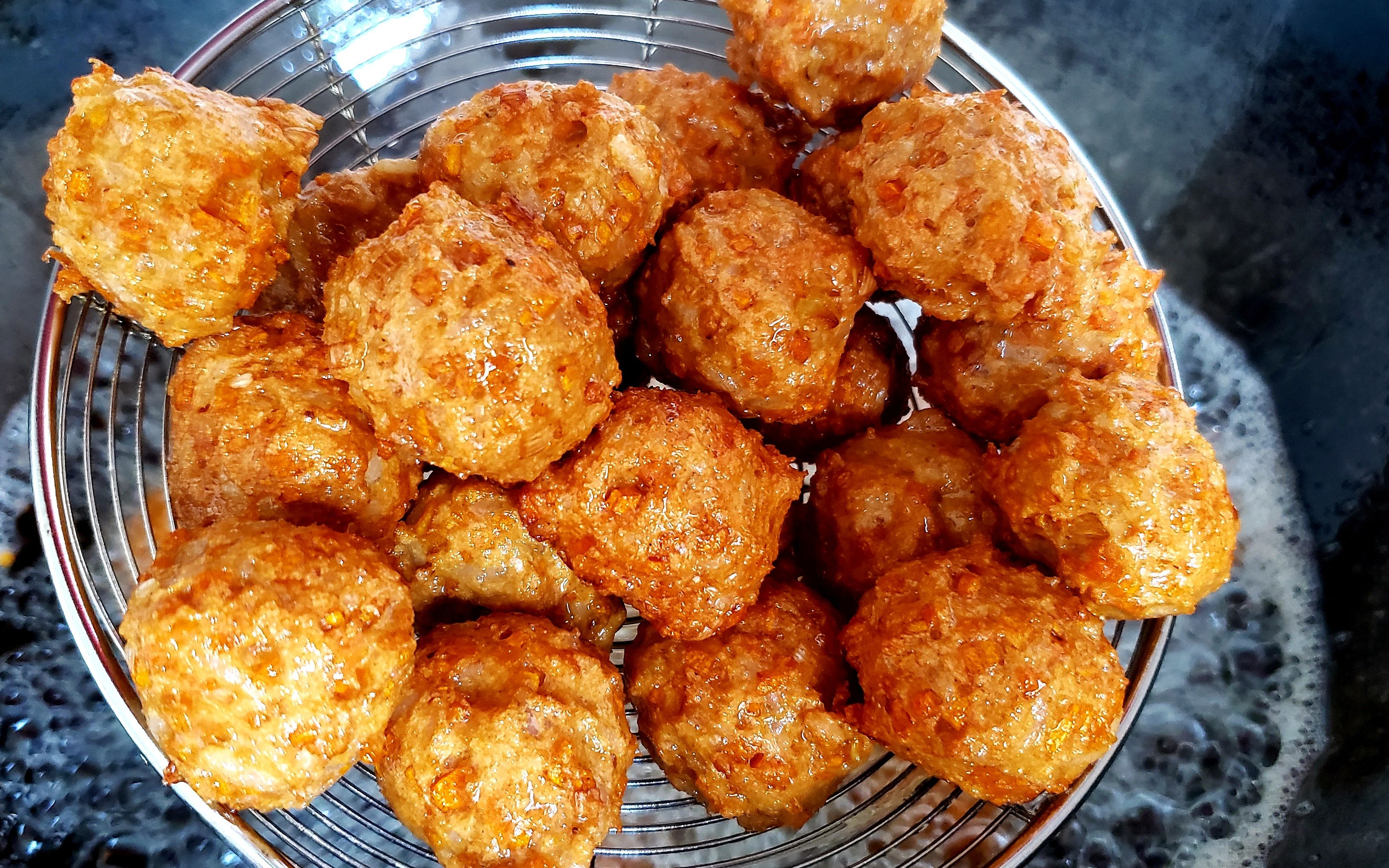 炸丸子到底是只放放淀粉还是面粉?其实都不对,学会这样做,超香