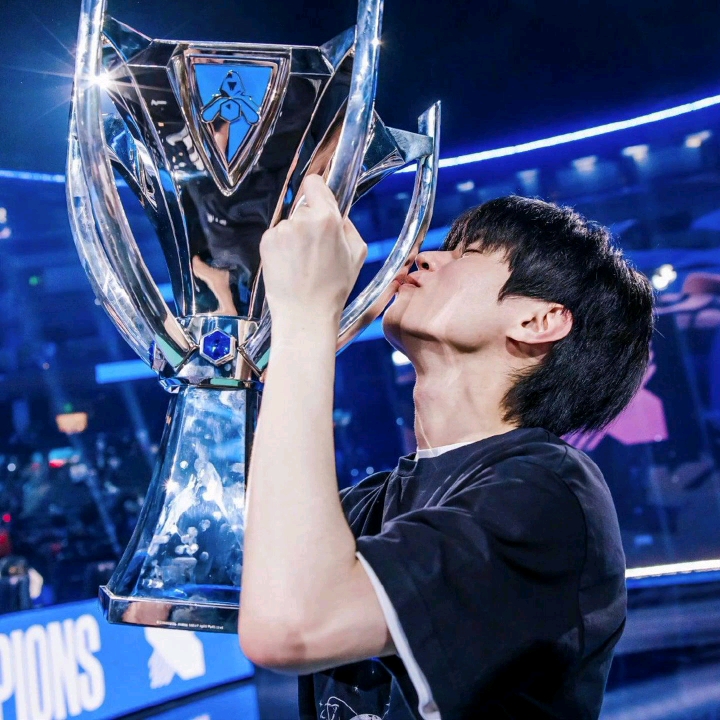 【lpl&lck】亲吻奖杯合集