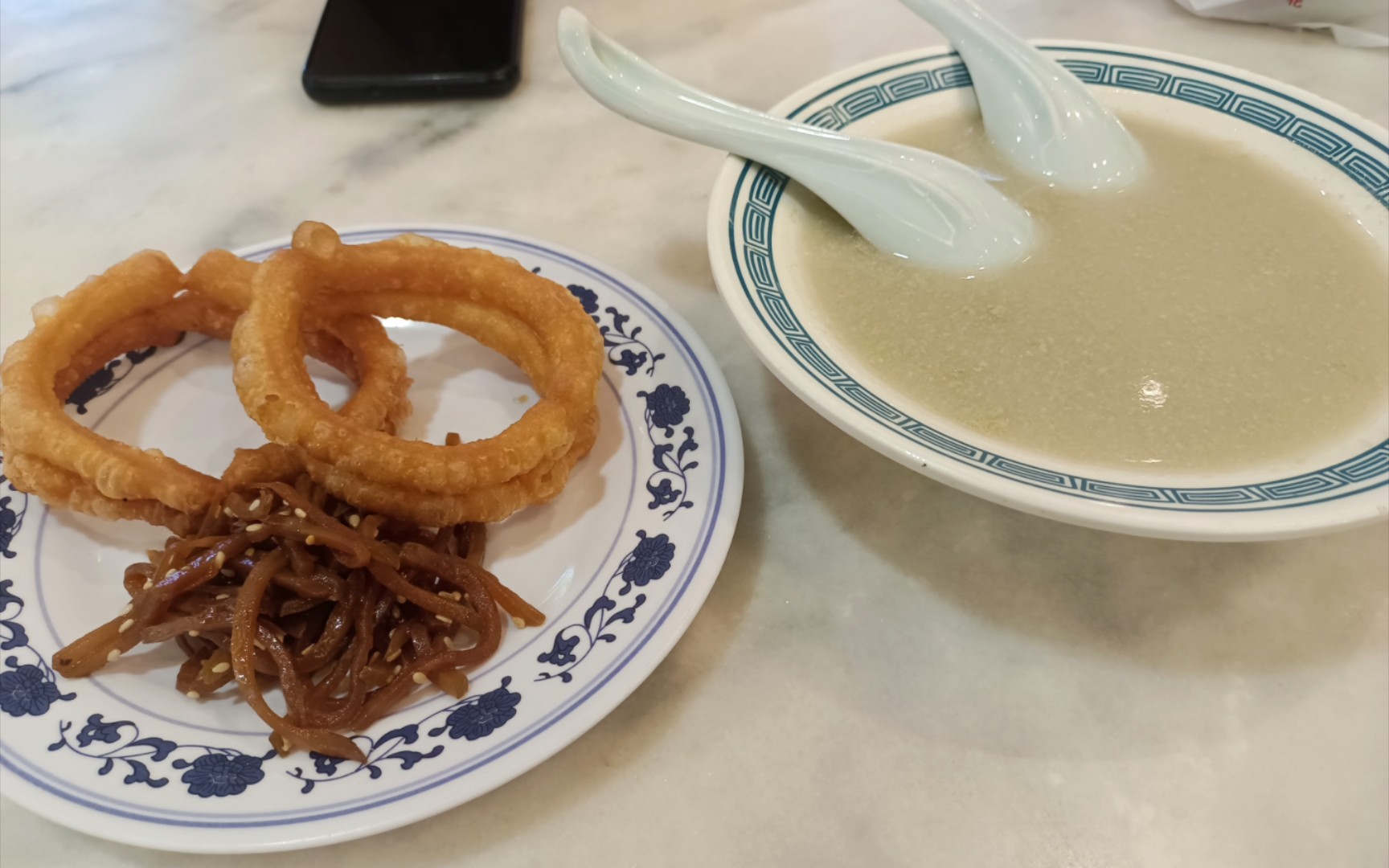 老北京的焦圈豆汁,那就是一个字!