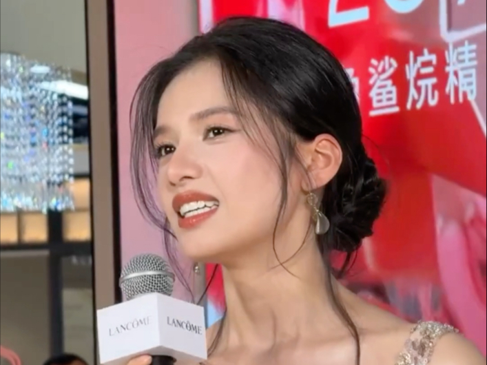 盯着脸看完张婧仪发言