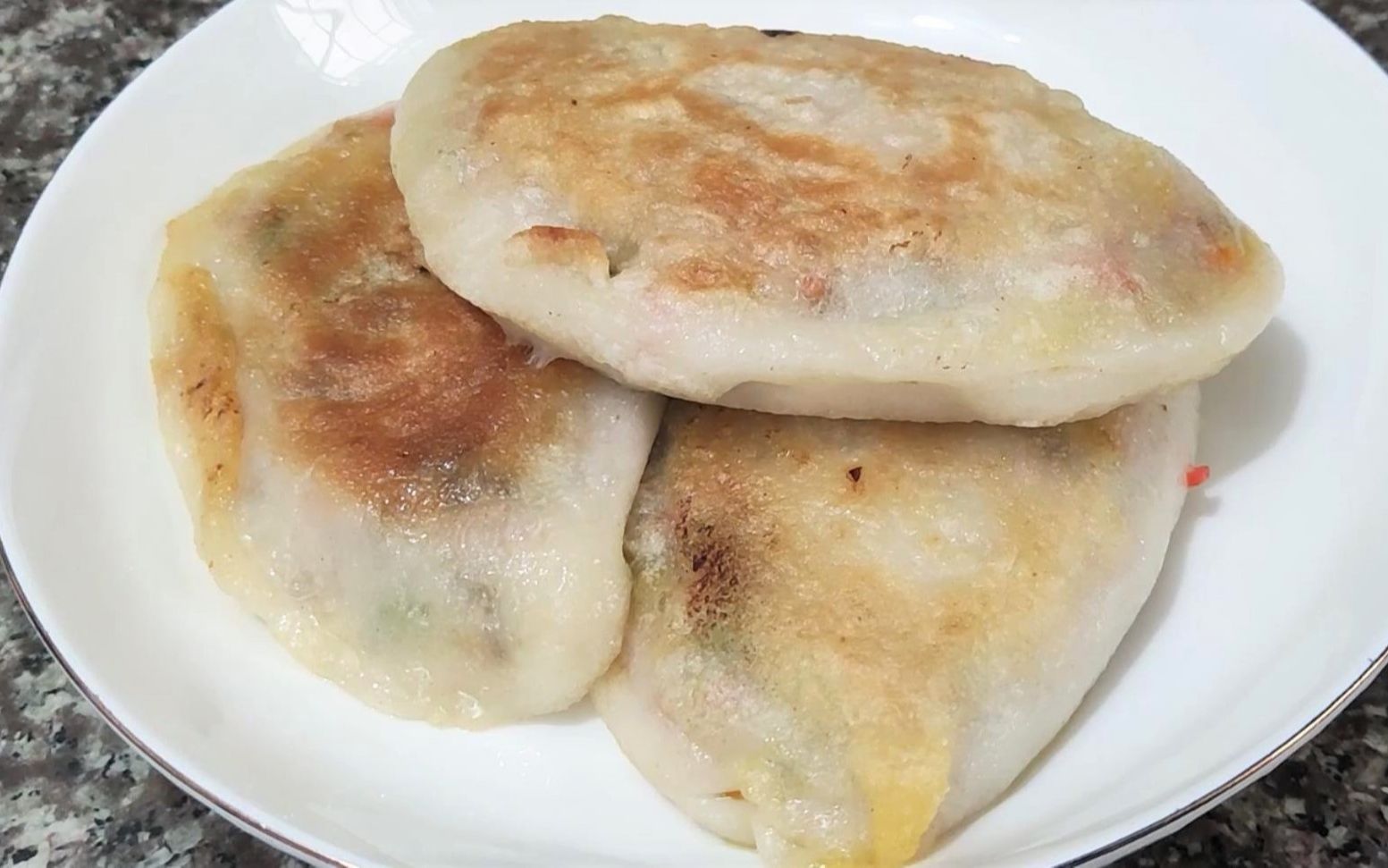 我家乡的传统美食酱粿,外皮口感像年糕,馅料丰富,咬一口满嘴香