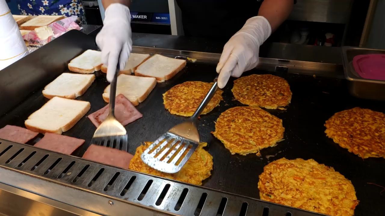 【韩国街头美食】韩国最火早餐摊,鸡蛋火腿芝士三明治,一份早餐吃得很饱哔哩哔哩bilibili