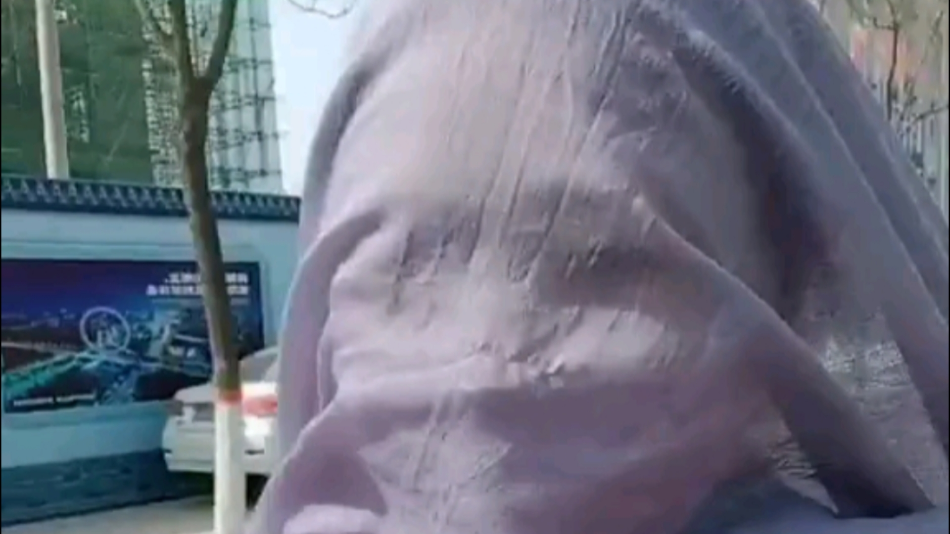 口罩美女又蒙上了纱巾